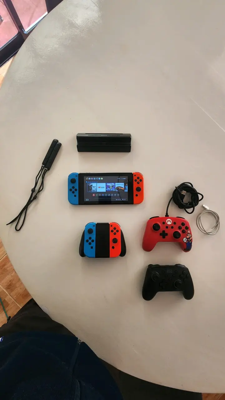 Consola de juegos portátil con accesorios - 1