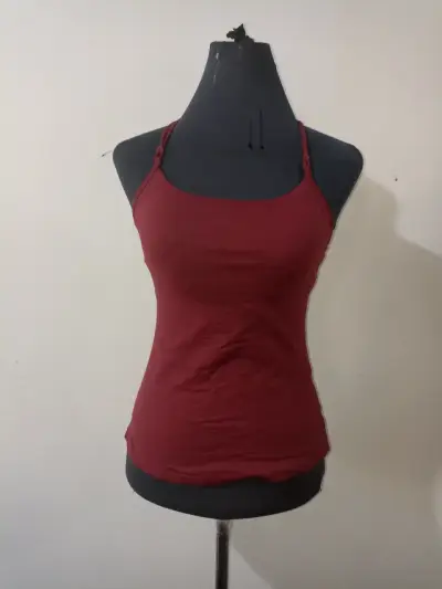 Polera roja deportiva sin mangas - miniatura 1