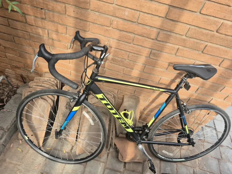 Bicicleta de ruta negra y amarilla - 1
