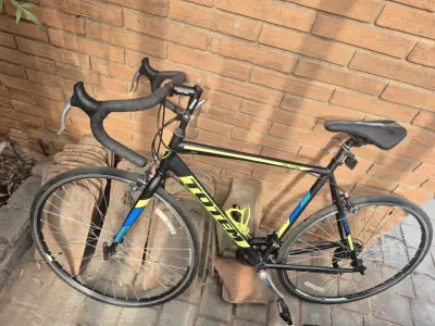 Bicicleta de ruta negra y amarilla - miniatura 1