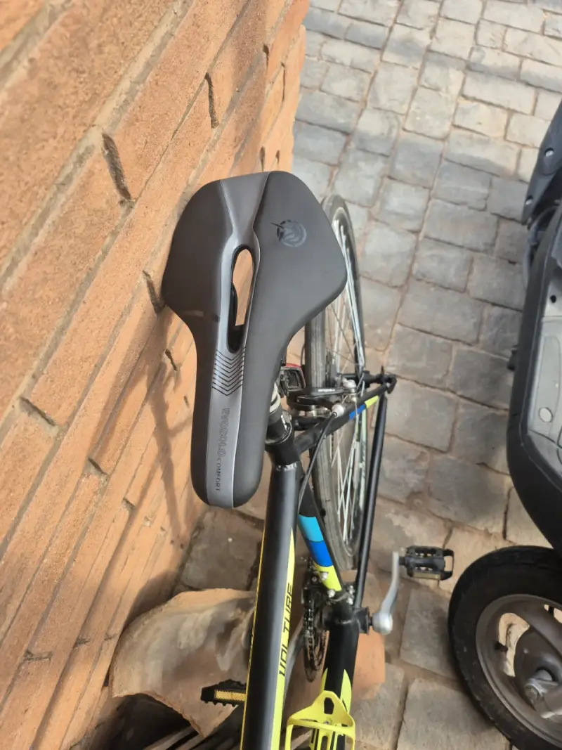 Bicicleta de ruta negra y amarilla - 2