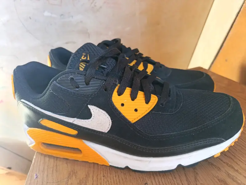 Zapatillas deportivas negras y naranjas - 1