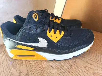 Zapatillas deportivas negras y naranjas - miniatura 2