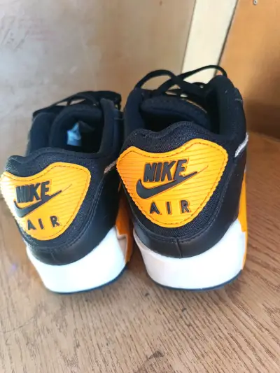 Zapatillas deportivas negras y naranjas - miniatura 3