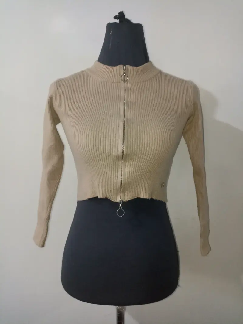 Top beige con cierre
