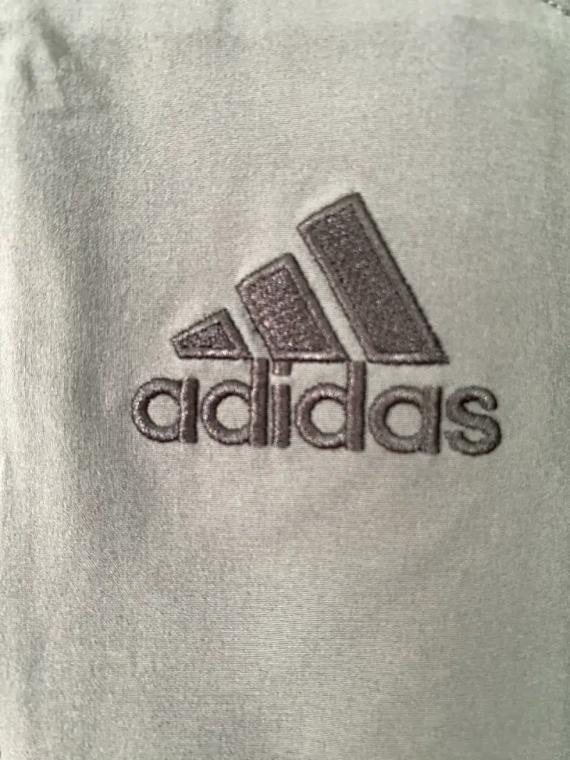 Polerón gris con capucha Adidas - 2