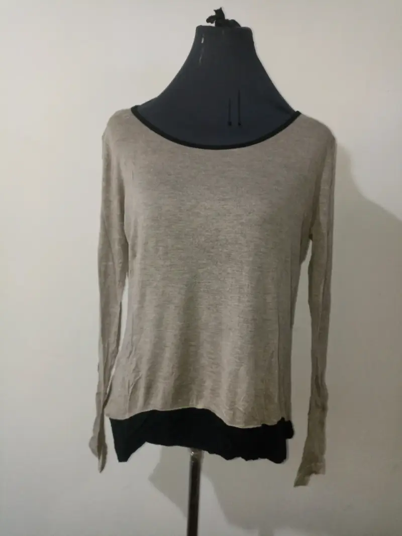 Polera beige con bordes negros