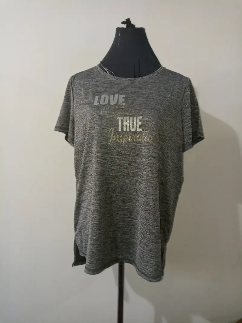 Polera gris con texto inspirador