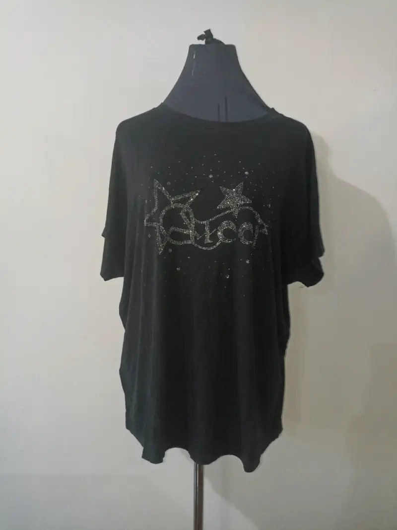 Polera negra con diseño de estrellas