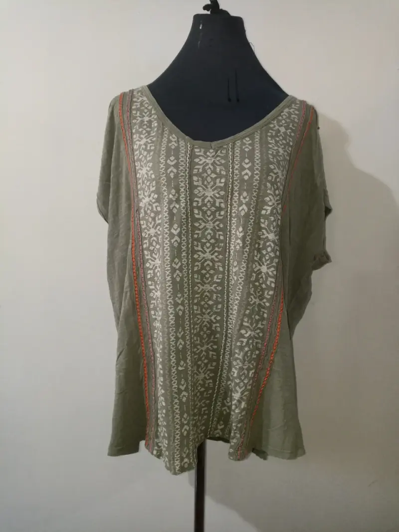 Polera verde con diseño étnico