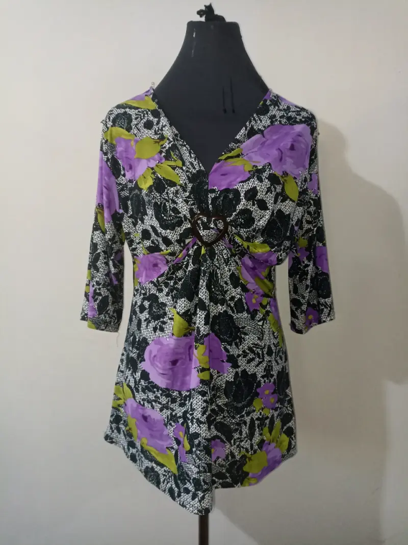 Polera estampado floral morado