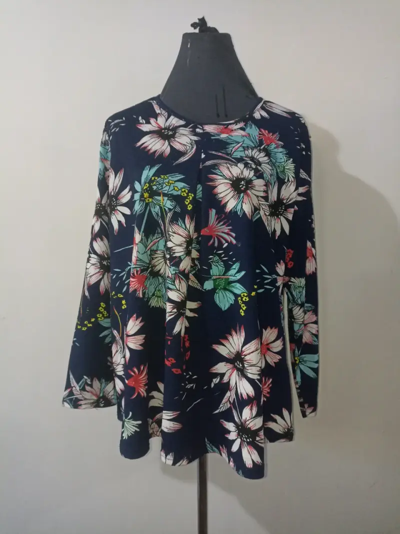 Polera floral azul manga larga