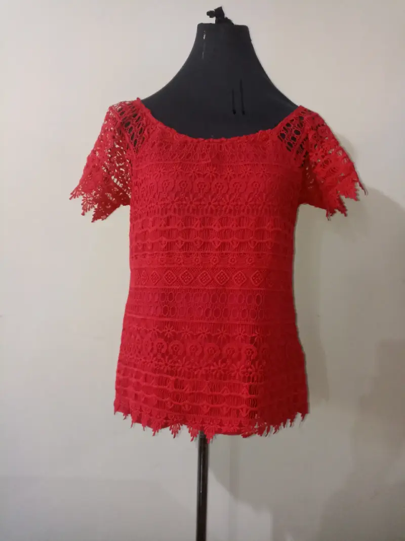 Blusa roja de encaje