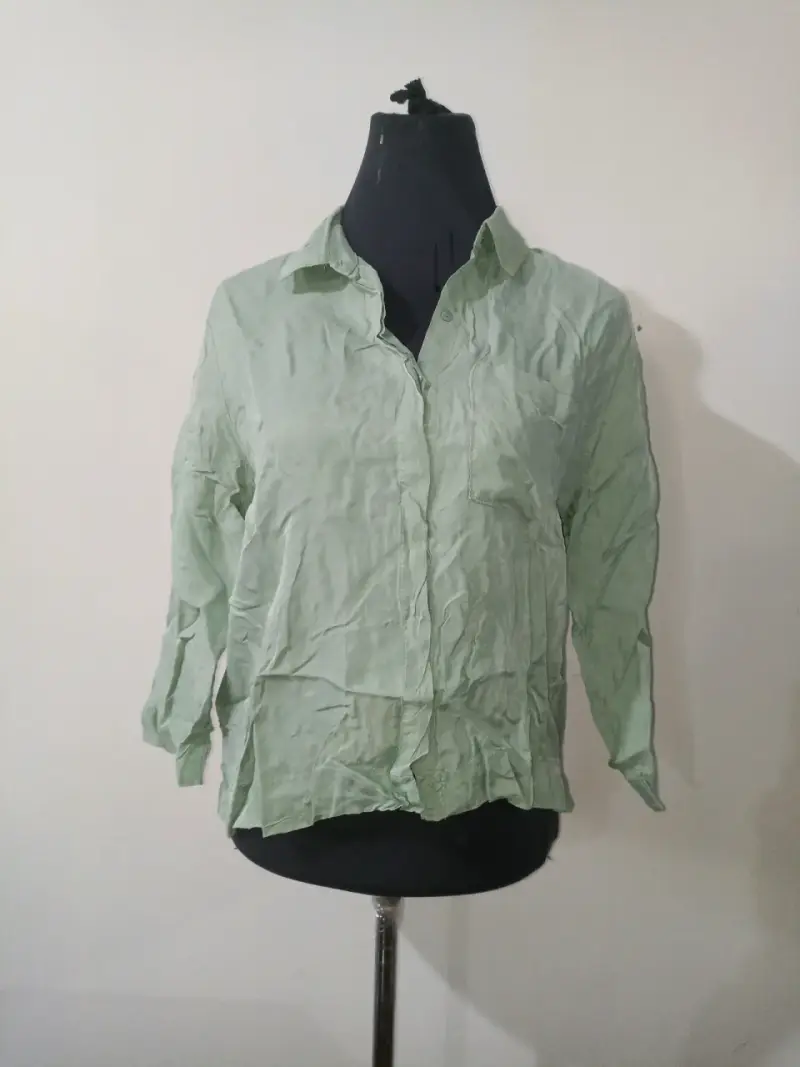 Camisa verde arrugada