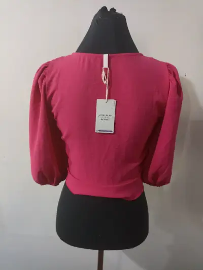 Blusa rosa con ajuste - miniatura 2