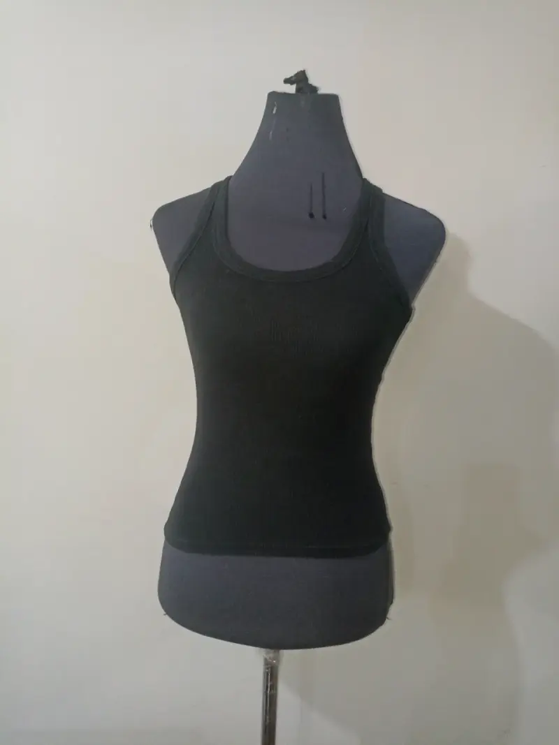 Polera sin mangas negra