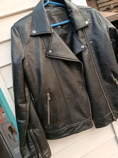 Chaqueta de cuero negra - miniatura 4