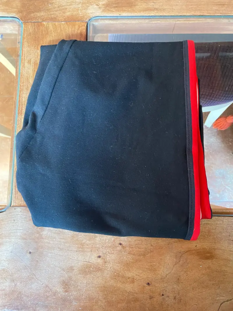Pantalón negro con detalles rojos - 1