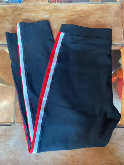 Pantalón negro con detalles rojos - miniatura 2