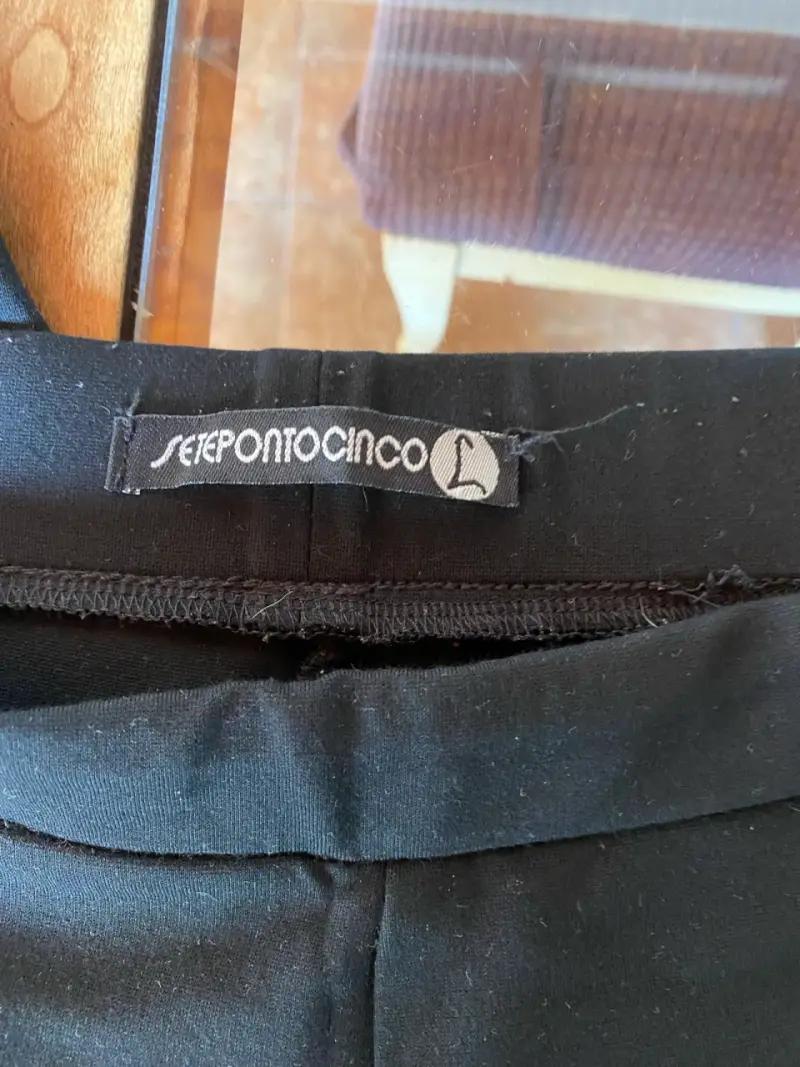Pantalón negro con detalles rojos - 3