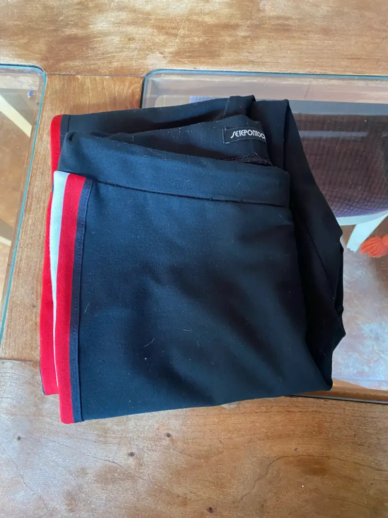 Pantalón negro con detalles rojos - 4