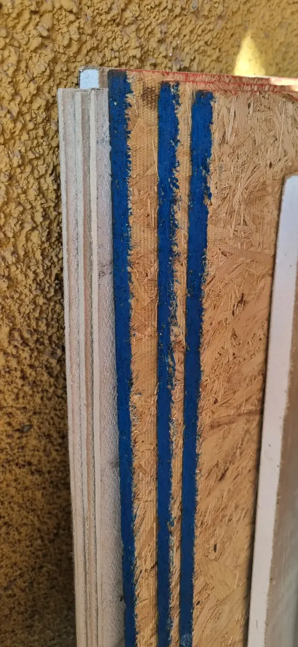 Tablero OSB con detalles azules