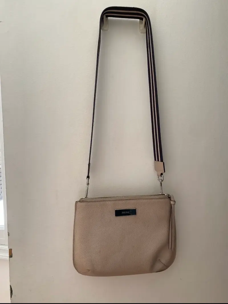 Cartera Prune beige con correa ajustable