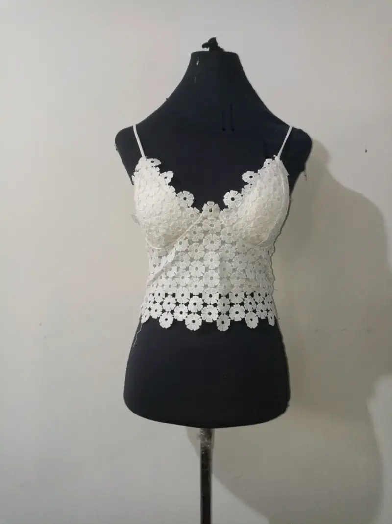 Top blanco, amarillo y rosa, con encaje floral - 1