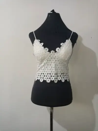 Top blanco, amarillo y rosa, con encaje floral - miniatura 1
