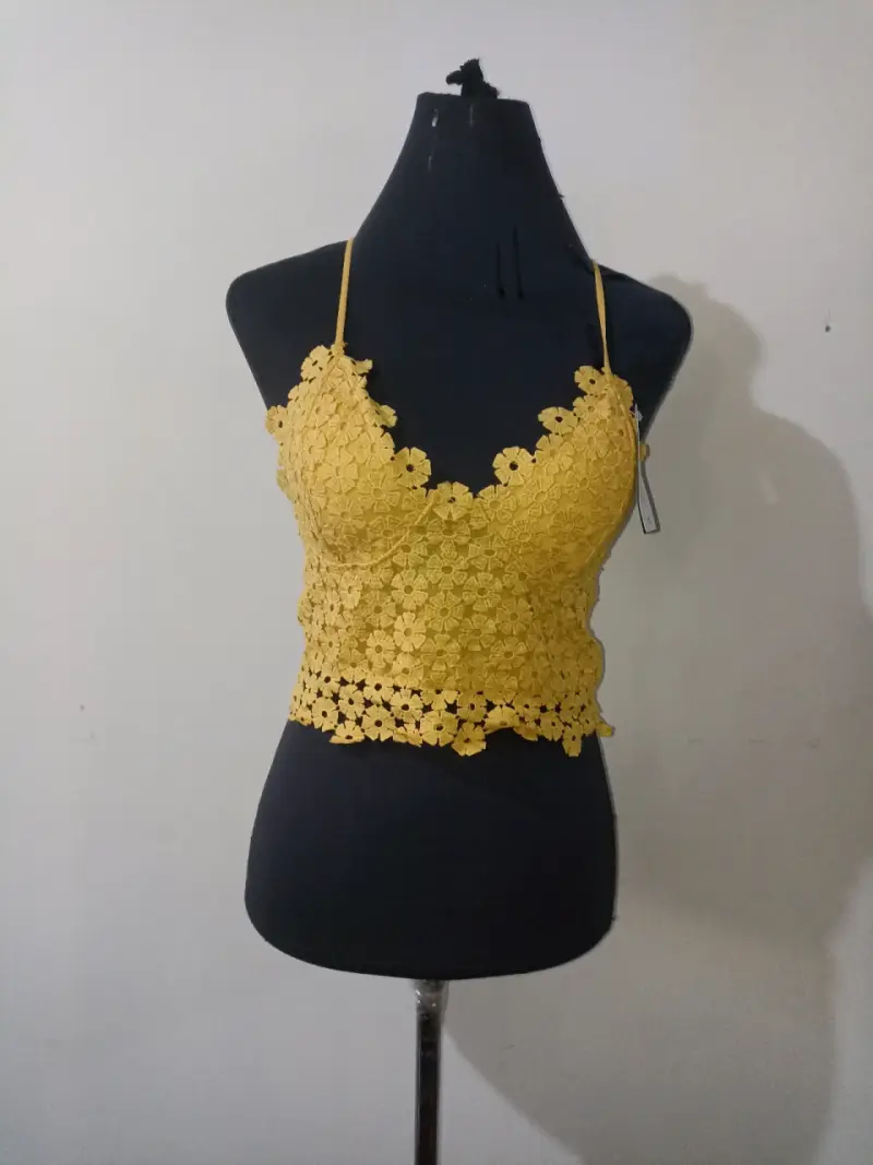 Top blanco, amarillo y rosa, con encaje floral - 2