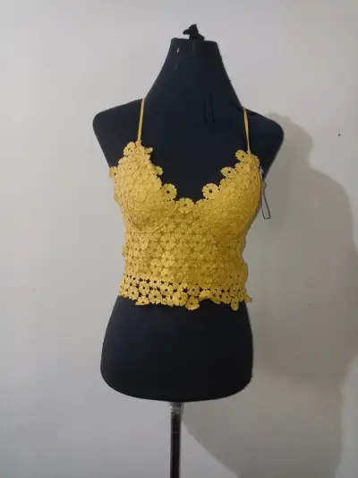 Top blanco, amarillo y rosa, con encaje floral - miniatura 2