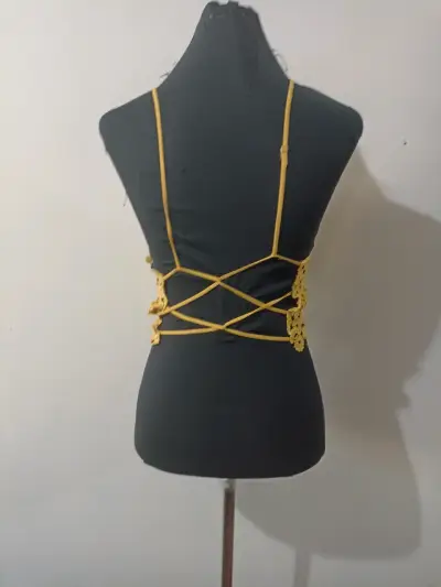 Top blanco, amarillo y rosa, con encaje floral - miniatura 3
