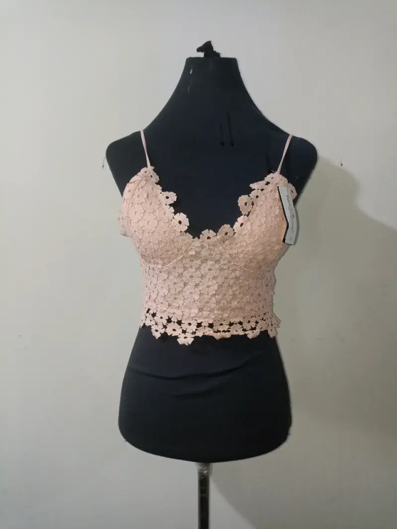 Top blanco, amarillo y rosa, con encaje floral - 4