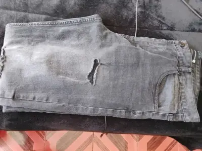 Jeans grises desgastados - miniatura 3