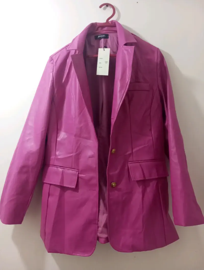 Blazer fucsia con etiqueta eco cuero