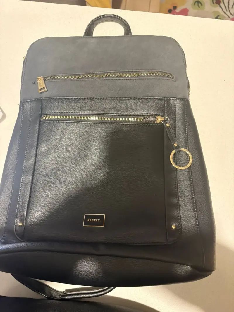 Mochila negra con detalles dorados