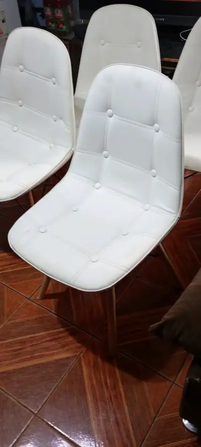 Juego de comedor vidrio y sillas blancas - miniatura 3
