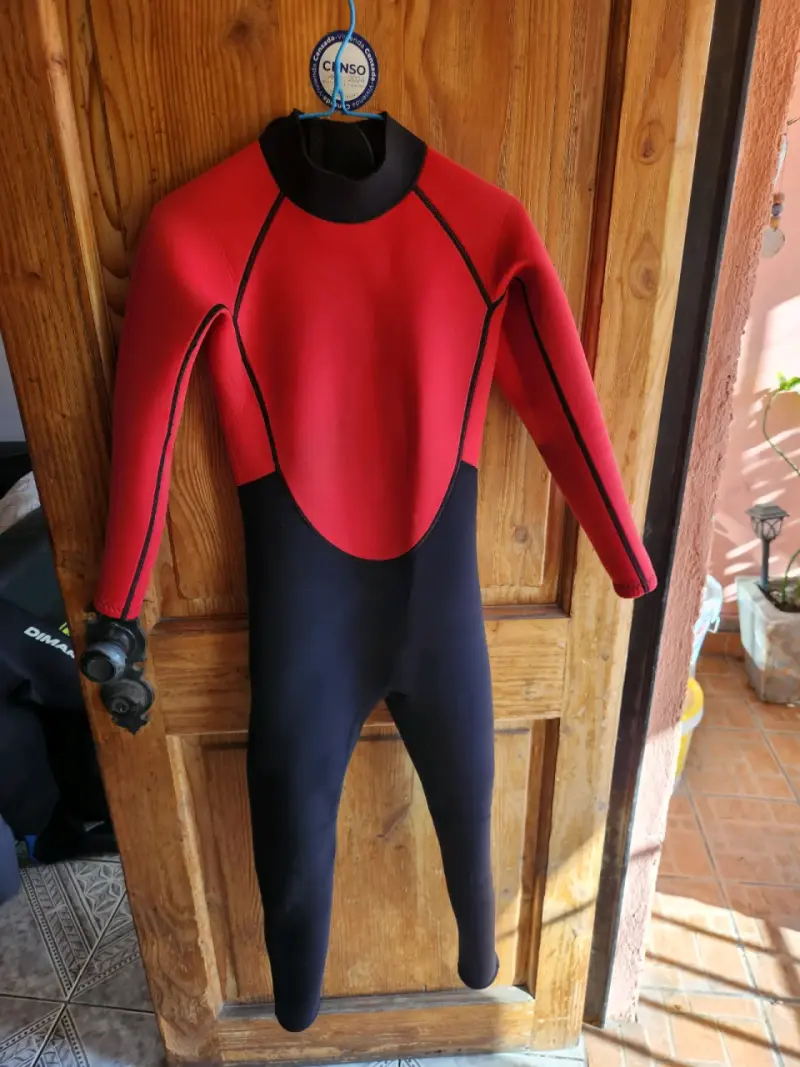 Traje de neopreno rojo y negro - 1