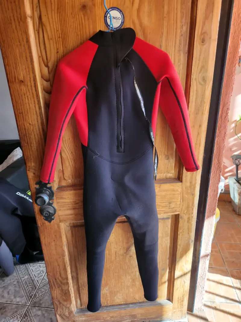 Traje de neopreno rojo y negro - 2