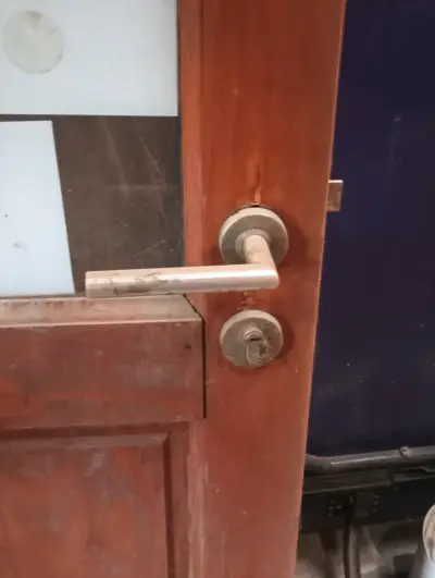 Puerta Solida con chapa, todo en buen estado. - miniatura 1