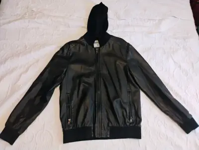 Chaqueta negra con capucha - miniatura 1