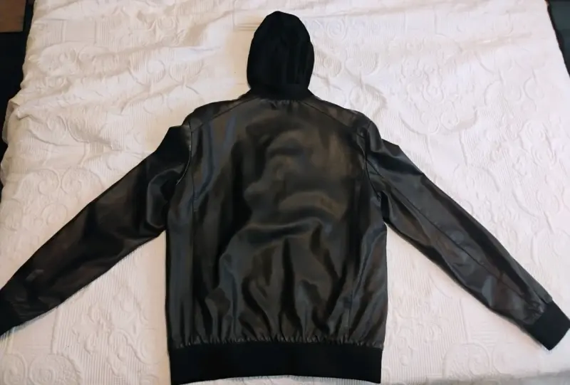 Chaqueta negra con capucha - 2
