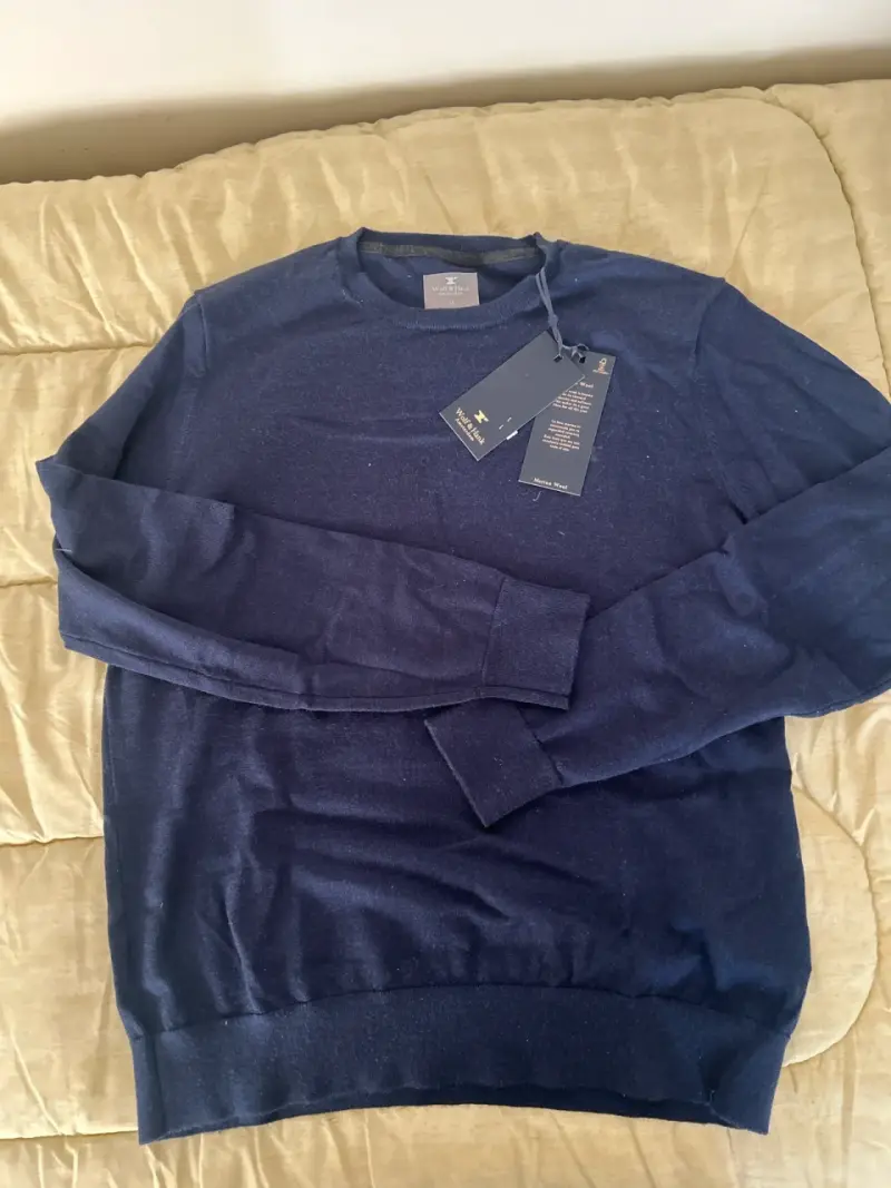 Suéter azul con etiquetas - 1