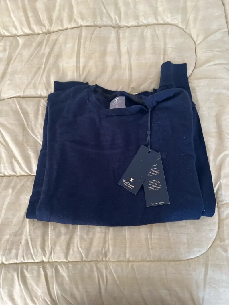 Suéter azul con etiquetas - 2