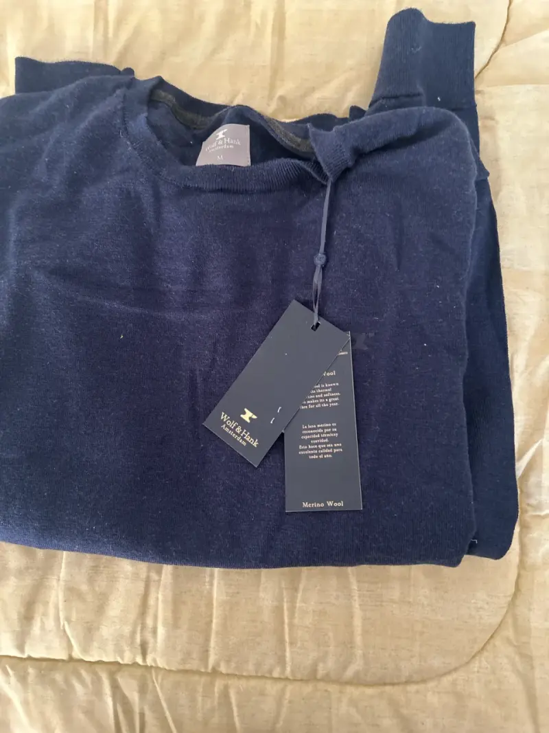 Suéter azul con etiquetas - 3