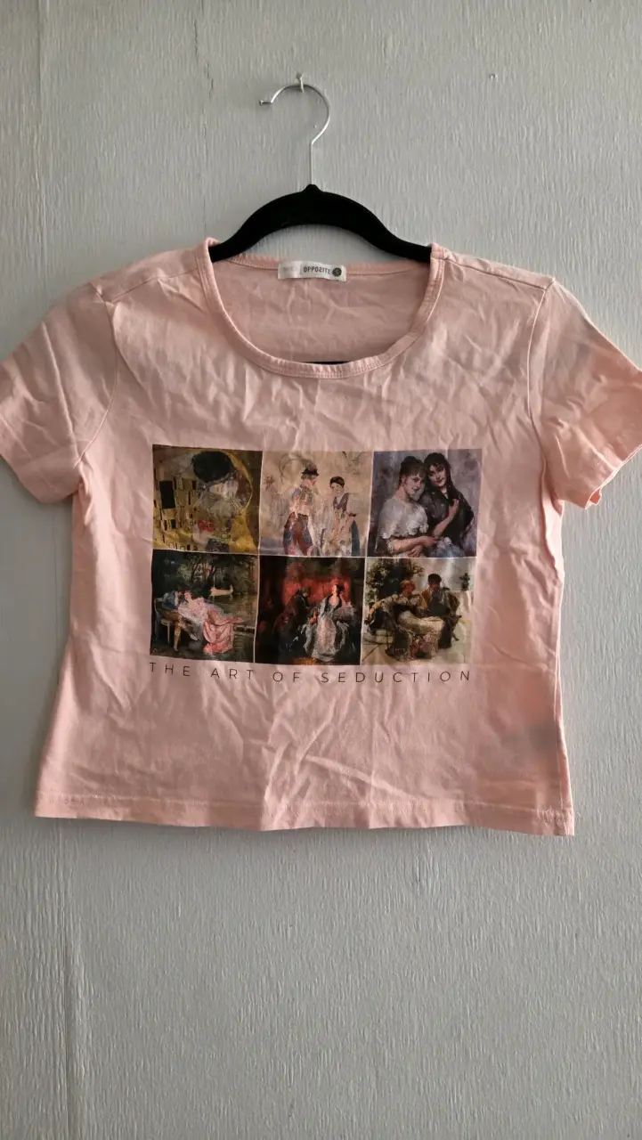 Polera rosada con estampado artístico - 1