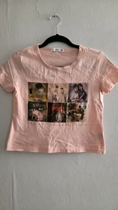 Polera rosada con estampado artístico - miniatura 1