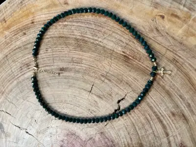 Collar de cuentas verde oscuro elegante - miniatura 1