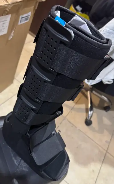 Bota ortopédica negra con ajuste Talla S - miniatura 1