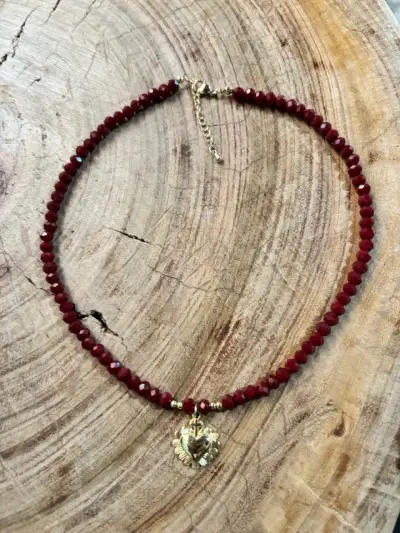 Collar de cuentas rojas con dije - miniatura 1